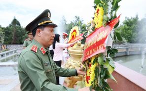 Thứ trưởng Lê Văn Tuyến dâng hương tại Khu di tích lịch sử quốc gia Ban An ninh Khu IX; dâng hương tưởng niệm các Anh hùng liệt sĩ, tri ân tiền nhân có công với đất nước