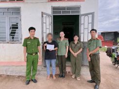 Công an xã hỗ trợ công dân mắc kẹt tại sân bay Nội Bài về quê an toàn