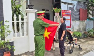 Hải Phòng: Tuổi trẻ Công an xã Tân Kỳ trao tặng Cờ Tổ quốc trên tuyến đường kiểu mẫu