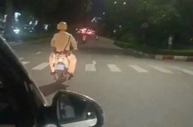 Cảnh sát giao thông Hà Nội kịp thời mở đường cho xe chở bệnh nhân tới bệnh viện