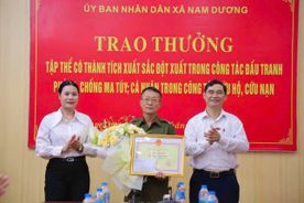 Khen thưởng Tổ viên Tổ bảo vệ an ninh, trật tự ở cơ sở dũng cảm cứu người