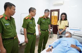 Lãnh đạo Công an tỉnh Thanh Hóa thăm, động viên cán bộ bị thương khi truy bắt tội phạm về ma túy