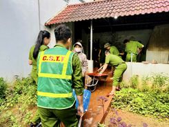 Công an cơ sở Tuyên Quang hỗ trợ Nhân dân khắc phục khó khăn, bảo đảm an toàn mùa mưa lũ