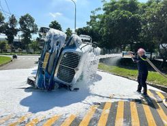 Khẩn trương xử lý sự cố xe đầu kéo lật, ngăn ngừa nguy cơ cháy nổ tại Khu công nghiệp Long Thành