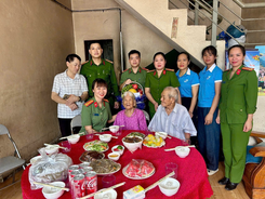 Quảng Ninh: Công an xã Bình Liêu tổ chức chương trình "Bữa cơm ấm tình bên Mẹ Việt Nam Anh hùng"
