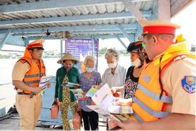 Công an thành phố Cần Thơ tăng cường bảo đảm an toàn giao thông đường thủy mùa mưa bão