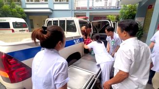 Cảnh sát giao thông Thanh Hoá kịp thời đưa người phụ nữ nằm bất tỉnh trên đường đi cấp cứu