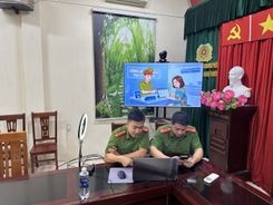 Đổi mới tuyên truyền cải cách hành chính: Công an xã Ngự Thiên, tỉnh Hưng Yên giải đáp câu hỏi của người dân qua livestream