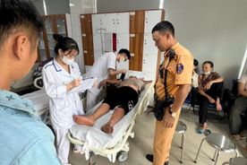 Cảnh sát giao thông Hà Nội mở đường đưa người bị rắn cắn đi cấp cứu