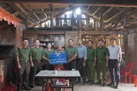 Công an tỉnh Cao Bằng trao kinh phí hỗ trợ xây dựng “Nhà ba nhất - Mái ấm biên cương” tại xã Đức Long