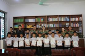Trao tặng nhiều phần quà ý nghĩa cho con nuôi Công an tỉnh Điện Biên