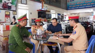 Điện Biên: Kiểm tra, tuyên truyền pháp luật tại các cơ sở kinh doanh xe gắn máy điện