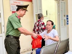 Ấm áp những suất ăn sáng nghĩa tình dành tặng người bệnh tại Bệnh viện đa khoa Phù Cừ, tỉnh Hưng Yên