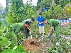 Lai Châu: Công an xã Mường Kim phối hợp trồng hàng trăm cây xanh tại các điểm du lịch, di tích lịch sử