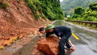 Công an các xã miền núi tỉnh Nghệ An chủ động ứng phó mưa lớn, phòng ngừa lũ quét, sạt lở