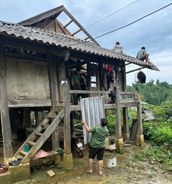Công an xã Song Khủa, tỉnh Sơn La sát cánh, chia sẻ cùng nhân dân khắc phục hậu quả mưa lũ