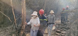 Kịp thời giải cứu 2 người mắc kẹt trên đỉnh núi Vũng Chua