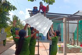 Công an tỉnh Cà Mau nhanh chóng giúp dân khắc phục hậu quả mưa giông trong dịp lễ