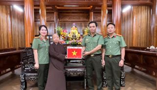 Công an tỉnh Phú Thọ trao tặng cờ Tổ quốc, củng cố khối đoàn kết dịp Quốc khánh 2/9