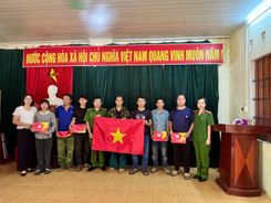 Cao Bằng: Trao tặng 500 cờ Tổ quốc đến các cơ sở tôn giáo, người có uy tín và đồng bào dân tộc thiểu số