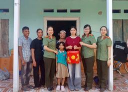 Công an Bắc Ninh cùng con nuôi, con đỡ đầu bước vào năm học mới