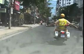 Cảnh sát giao thông Khánh Hòa kịp thời dẫn đường đưa du khách nước ngoài đi cấp cứu