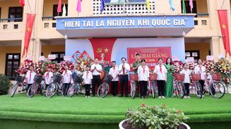 Hà Nội: Chung tay nâng bước học sinh nghèo - Từ phòng học mới đến hỗ trợ kinh phí tiếp bước đến trường