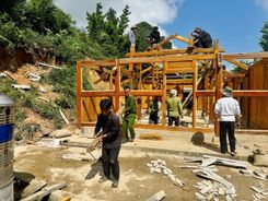 Công an xã Lóng Sập, tỉnh Sơn La hỗ trợ người dân di dời khỏi khu vực nguy cơ sạt lở sau mưa lũ