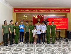 Công an thành phố Quảng Ninh đồng hành cùng học sinh đón năm học mới