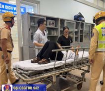 Cảnh sát giao thông Công an TP Hải Phòng mở đường, hỗ trợ đưa cụ ông 84 tuổi đi cấp cứu kịp thời