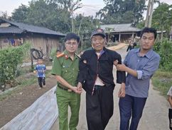 Điện Biên: Công an xã Tủa Thàng kịp thời đưa một thương binh đi cấp cứu
