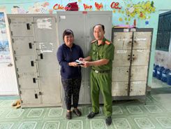 Công an xã trao trả tài sản cùng nhiều giấy tờ cho người đánh rơi