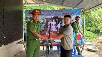 Điện Biên: Vận động thu hồi 27 khẩu súng trên địa bàn xã Mường Tùng