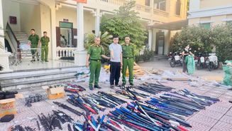 Khởi tố đối tượng về tội “Tàng trữ, mua bán trái phép vũ khí thô sơ, công cụ hỗ trợ”