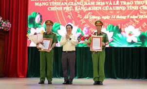 Công an tỉnh An Giang đón nhận khen thưởng về thành tích xuất sắc đột xuất trong công tác chống buôn lậu, gian lận thương mại và hàng giả
