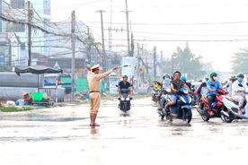 Công an thành phố Cần Thơ hỗ trợ người dân đi lại an toàn trong triều cường
