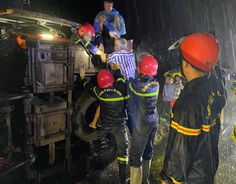Xuyên đêm cứu 19 người trên xe khách bị lật sau vụ tai nạn