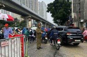 Công an cơ sở chủ động bảo đảm trật tự, an toàn giao thông, phục vụ Nhân dân trong mùa mưa và Tháng cao điểm an toàn giao thông