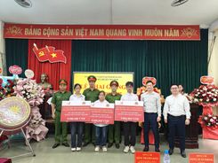 Từ “Học bổng Đồng hành cùng em - Ươm mầm tài năng” đến những việc làm cụ thể với phương châm “Gần dân nhất”
