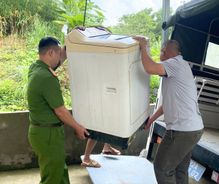 Tuyên Quang: Công an xã Sơn Dương kịp thời hỗ trợ người dân di chuyển khỏi khu vực sạt lở đến nơi an toàn