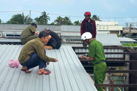 Cà Mau: Công an xã Cái Đôi Vàm nhanh chóng hỗ trợ Nhân dân khắc phục ảnh hưởng do giông lốc