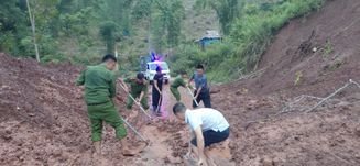 Phú Thọ: Công an xã Pà Cò chung sức cùng Nhân dân khơi thông đường sạt lở