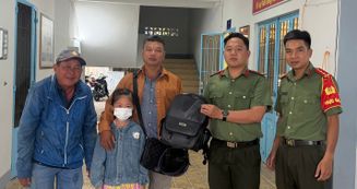 Nhanh chóng xác minh, trao trả ba lô có tiền, vàng cho chủ nhân đánh rơi trên quốc lộ