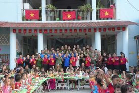 Công an tỉnh Cao Bằng mang Tết Trung thu ấm áp và yêu thương đến với trẻ em vùng cao