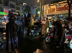 Cảnh sát giao thông TP. Hồ Chí Minh đồng hành, giúp người dân lưu thông an toàn trong mùa mưa