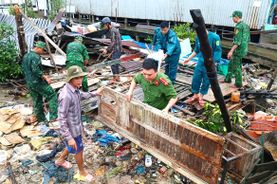 Cà Mau: Công an xã Đất Mũi chung sức giúp người dân khắc phục nhà sập do mưa giông