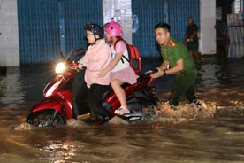 Cần Thơ: Công an phường Cái Khế hỗ trợ người dân qua khu vực ngập sâu do triều cường
