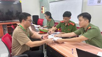 Công an Hải Phòng đưa thủ tục hành chính đến gần hơn với người nước ngoài
