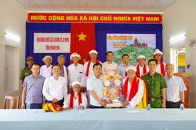 Công an tỉnh Khánh Hòa thăm, tặng quà chức sắc, người có uy tín nhân dịp Lễ hội Katê 2026