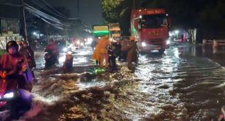 Công an Thành phố Hồ Chí Minh dầm mình trong mưa hỗ trợ người dân